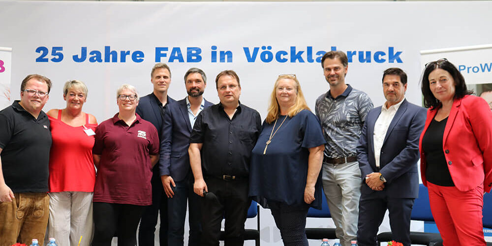 Gruppenfoto von FAB ProWork Mitarbeiter*innen, Kooperationspartnern und politischen Gästen.