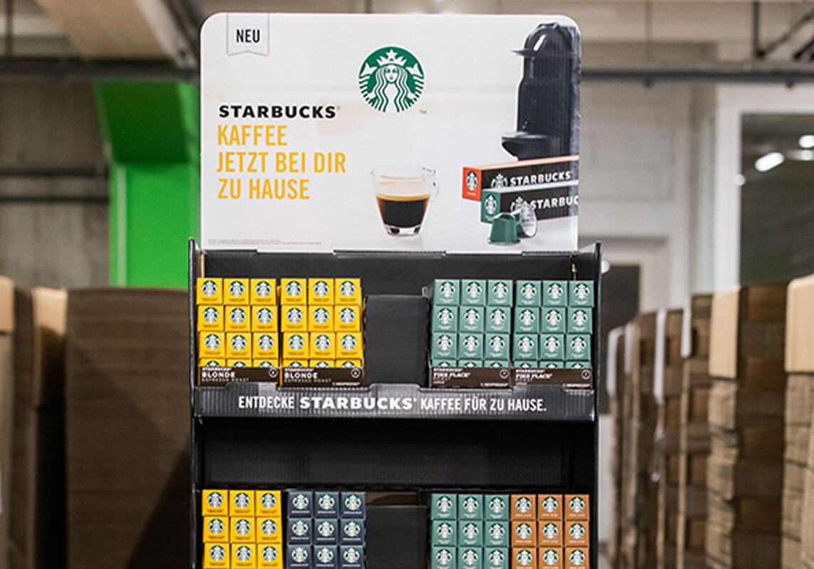 POS Display von Starbucks mit verschiedenen Kaffeekapseln, gebaut und verpackt von FAB ProWork.